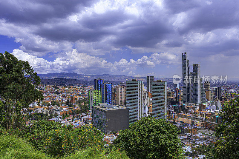 Bogotá，哥伦比亚- BD的高角度视角Bacatá在首都安第斯山脉的更高海拔上看到的大的，现代的安第斯首都。